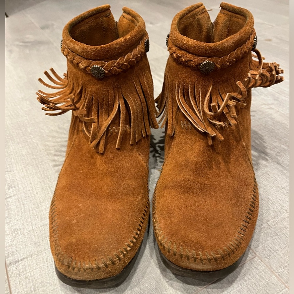 Minnetonka Fringe booties size 8 zip